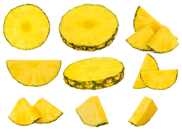 Ananas affettato isolato su fondo bianco. Pezzi di ananas — Foto Stock