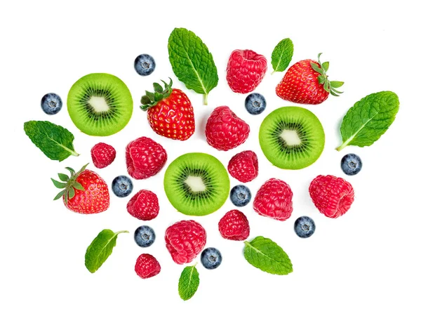 混合浆果分离的白色背景 顶部的看法 覆盆子 猕猴桃 蓝莓和薄荷叶 — 图库照片