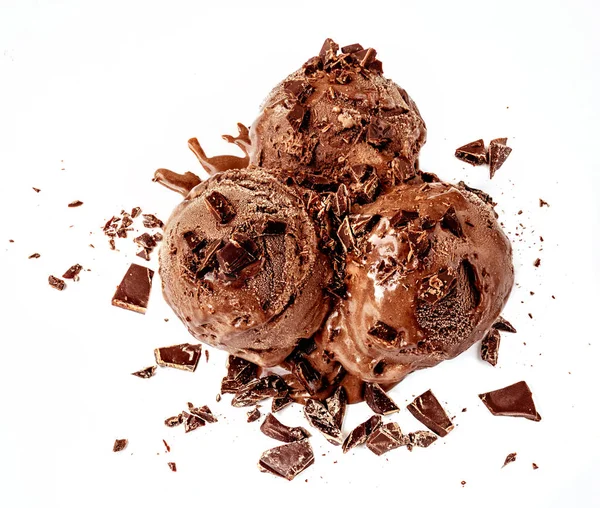 Çikolatalı dondurma topu ve çikolata parçaları üzerinde beyaz izole — Stok fotoğraf