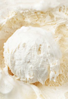 Arka plan olarak kapsayıcısında bir kepçe ile vanilyalı dondurma. Macr