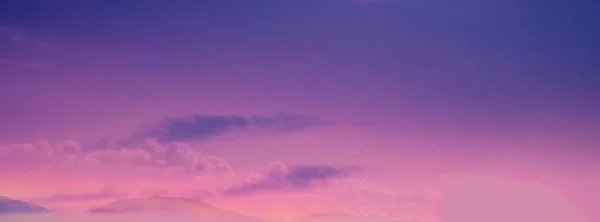 Belo pôr do sol dramático com céu cor crepúsculo violeta e clo — Fotografia de Stock