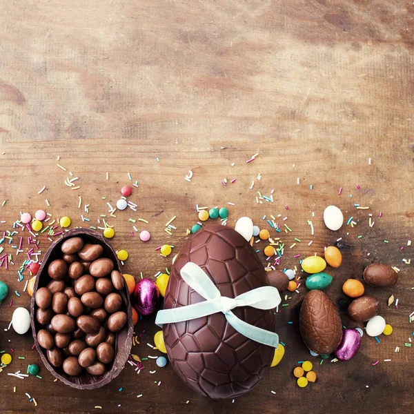 Belle photo créative avec des œufs de Pâques en chocolat sur bois b — Photo