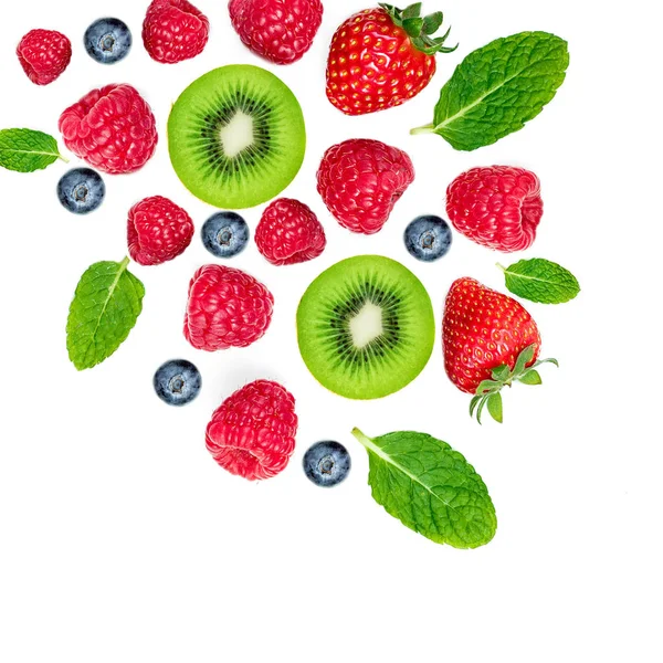 Mischbeeren isoliert auf weißem Hintergrund, Draufsicht. Erdbeere — Stockfoto