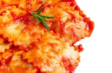 Beyaz arka plan üzerinde üstten görünüm izole domates sosu ve biberiye bitki ile geleneksel İtalyan Mantısı. Makro