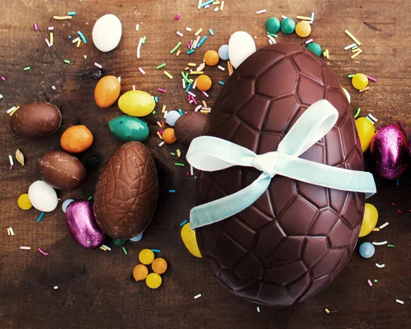 Čokoládová Velikonoční Vejce Dřevěné Pozadí Veselé Velikonoce — Stock fotografie