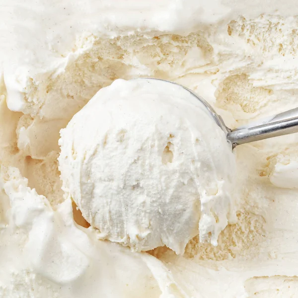 香草冰淇淋与勺子在容器作为背景 挖出冰淇淋 顶视图 — 图库照片