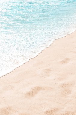 Mavi okyanus dalgası kumsala üzerinde. Yaz günü ve kum plaj arka plan kavramı.
