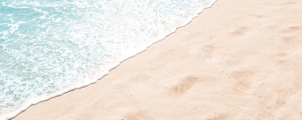 白砂のビーチに青い海の波 夏の日 砂のビーチの背景概念 — ストック写真