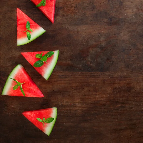 Watermelon slice on rustic wood background with copyspace.. Flat — Stock Photo, Image