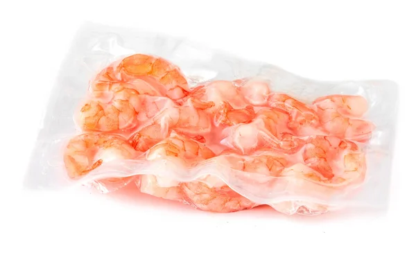 Crevettes congelées dans un emballage sous vide isolé sur fond blanc — Photo