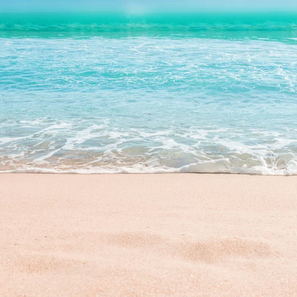 М'яка хвиля блакитного океану на піщаному пляжі. Літній фон. Копії — стокове фото