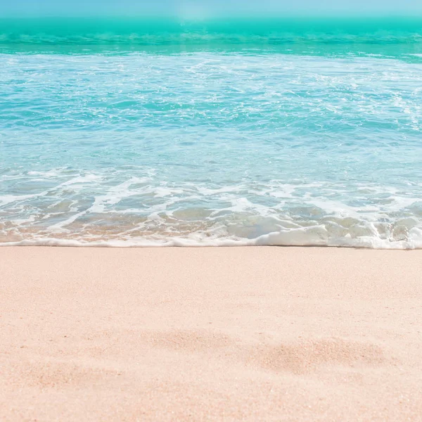 Zachte Golf van blauwe oceaan op zandstrand. Zomer achtergrond. Copys — Stockfoto