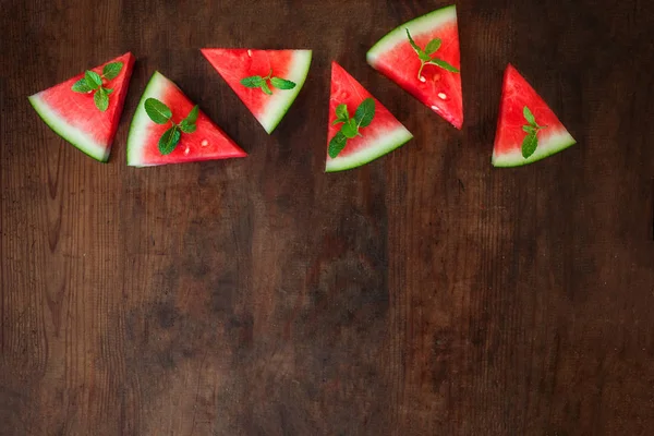 Vattenmelon slice på rustik trä bakgrund med copyspace.. Platt — Stockfoto