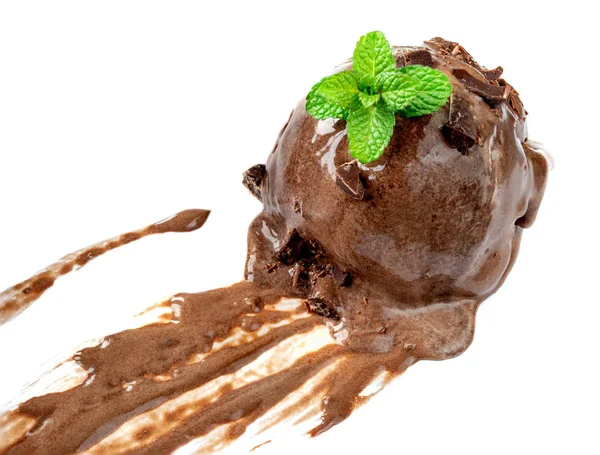 럭셔리 초콜릿 아이스크림 공 민트 잎에 고립 된 w — 스톡 사진