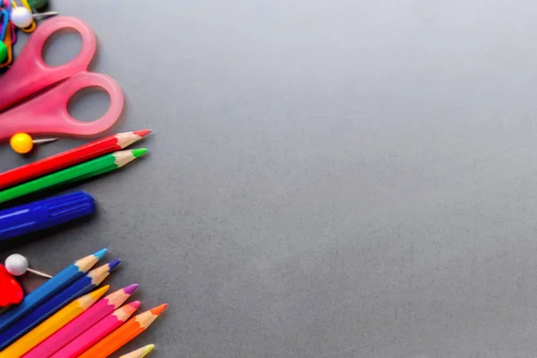 Zurück Zur Schule Schulmaterialien Auf Grauem Hintergrund Für Unterricht Und — Stockfoto