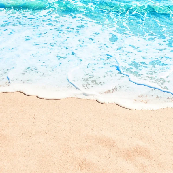 Onda oceânica azul na praia de areia. Dia de verão e praia de areia backgr — Fotografia de Stock