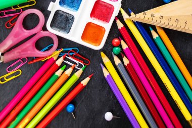  Okula geri dönelim. Siyah tebeşir panosunda okul malzemeleri