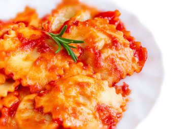 Beyaz backgroun izole bir tabak üzerinde domates soslu Ravioli