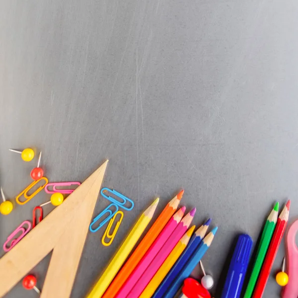 Torniamo a scuola. Foto aerea di materiale scolastico con cancelliere — Foto Stock