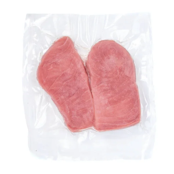 Gefrorenes Thunfisch-Steak in einer Vakuum-Plastikverpackung isoliert auf — Stockfoto