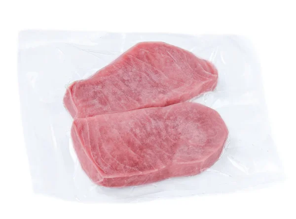 Filete de atún congelado en un paquete de plástico al vacío aislado en — Foto de Stock