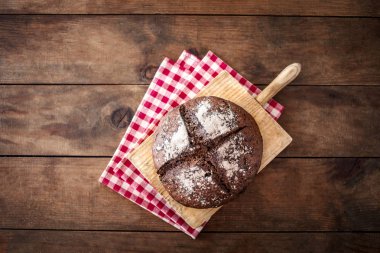 Da üzerinde ahşap kesme tahtası üzerinde taze pişmiş ekmek üst görünümü