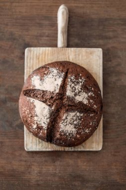 Da üzerinde ahşap kesme tahtası üzerinde taze pişmiş ekmek üst görünümü