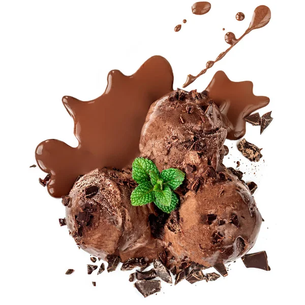 Helado de chocolate aislado sobre fondo blanco con hoja de menta o — Foto de Stock