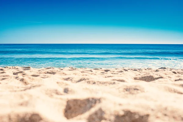 Onda blu oceano sulla spiaggia sabbiosa. Concetto di vacanza estiva — Foto Stock