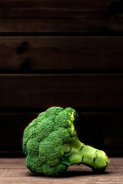 Sayuran brokoli dengan latar belakang gelap. Salin ruang. Brok Segar — Stok Foto