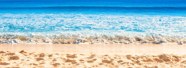 Hermoso fondo de playa marina. Panorama. Copiar espacio. Viajes con —  Fotos de Stock