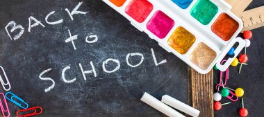  Okula geri dönelim. Siyah tebeşir panosunda okul malzemeleri