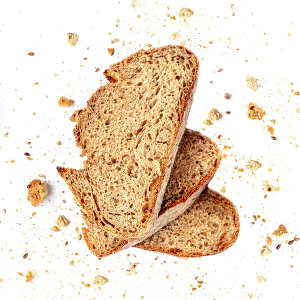 Pane tostato con briciole isolate su sfondo bianco. Brea fresca — Foto Stock