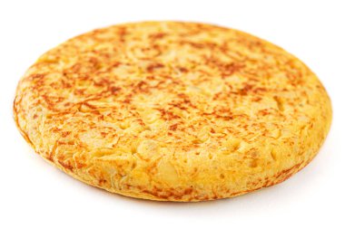 Beyaz arka planda izole yumurta ve patates omlet yapılmış. 