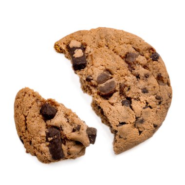 Çikolata parçaları beyaz b izole ile çikolatalı çerez