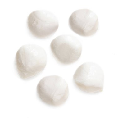 Mozzarella peyniri beyaz arka planda izole edilmiştir. Geleneksel Ita