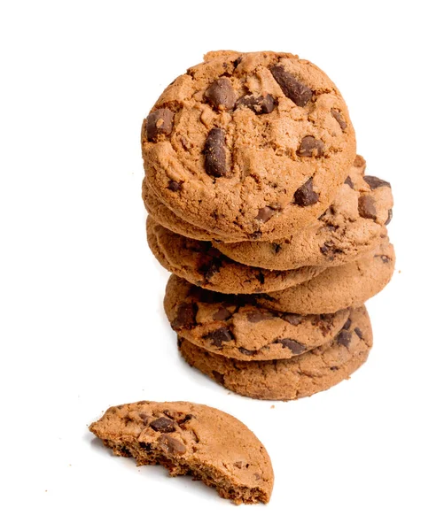 Chocolate chip cookies med chokladbitar isolerade på vitt — Stockfoto