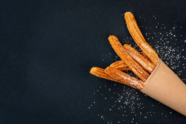 Churro sobre un fondo negro. Cusina tradicional española. Churro. —  Fotos de Stock