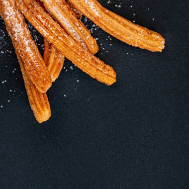 Siyah bir arka plan üzerinde Churro. Geleneksel İspanyol cusine. Churro