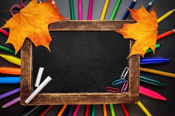 Skolmaterial med pappersvaror och svarta tavlan med färgglada penna — Stockfoto
