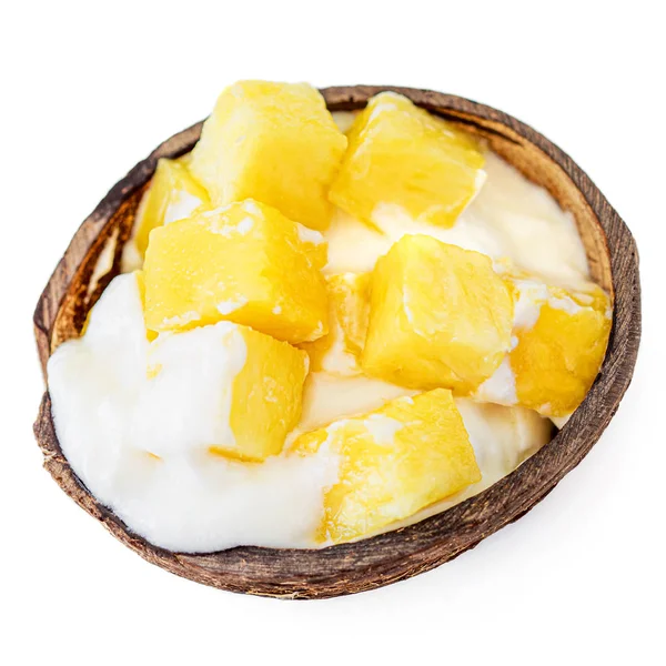 Egzotyczny deser wykonany z jogurtu kokosowego i słodkich kawałków mango. O — Zdjęcie stockowe