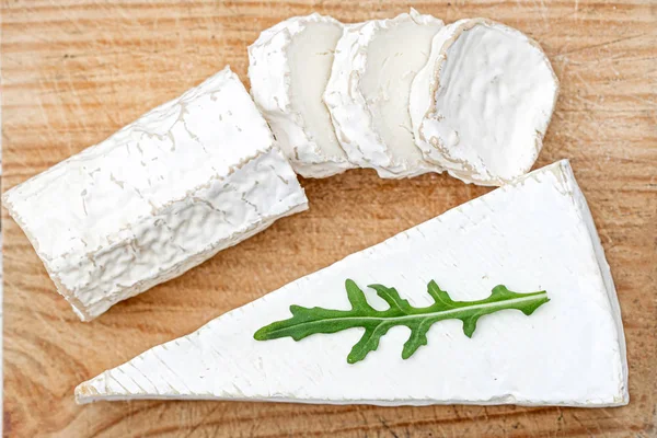 밝은 배경에 흰색 염소 치즈와 나무 보드입니다. 치즈 — 스톡 사진