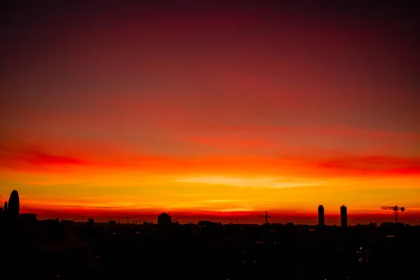 Céu lindo pôr-do-sol laranja. Panorama vista da cidade de Barcelona em — Fotografia de Stock