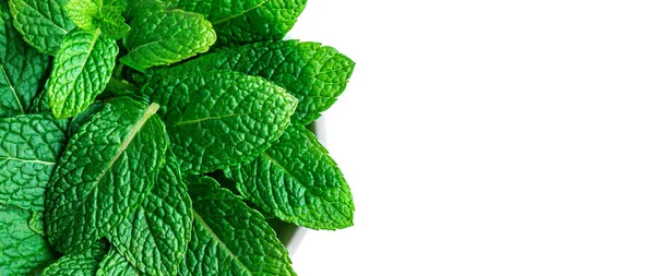 Foglia di menta piperita isolata su fondo bianco. Un mucchio di menta, Spea — Foto Stock