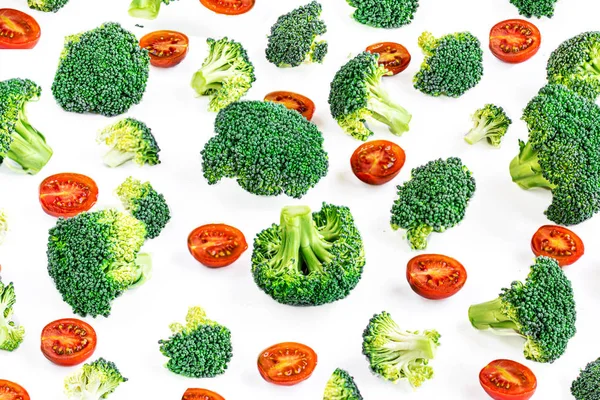 Pola Sayuran dengan Brokoli hijau dan tomat merah. Creativ — Stok Foto