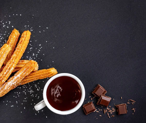 Churros con chocolate líquido. Churro - Pastel de masa frita con — Foto de Stock