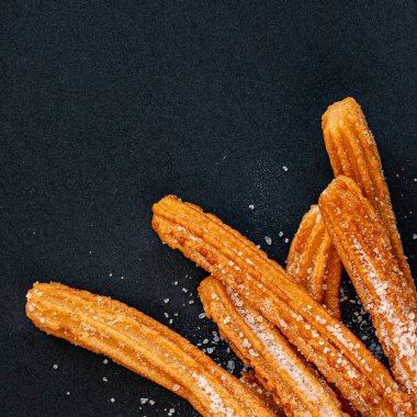Siyah bir arka plan üzerinde Churro. Geleneksel İspanyol cusine. Churro