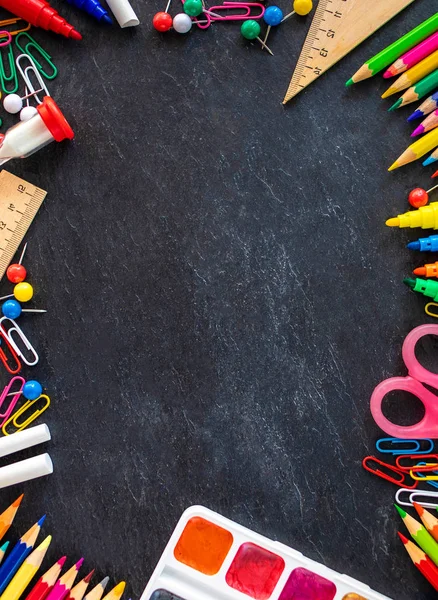 De volta à escola. Material escolar na placa de giz preto — Fotografia de Stock