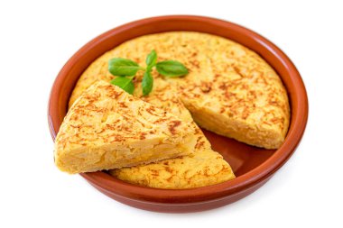 Beyaz arka planda izole yumurta ve patates omlet yapılmış. 