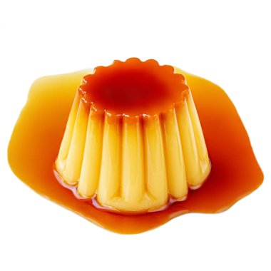 Karamel muhallebi puding beyaz bir arka plan üzerinde izole. Ev yapımı